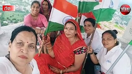 800 फीट ऊंची रसियां की छतरी पर फहराया तिरंगा