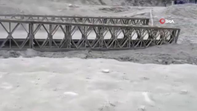 Son dakika haber | Pakistan'da köprü sel sularına kapıldı