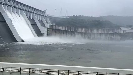 Dam: नर्मदा बांध के पांच दरवाजे खोले