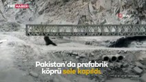 Pakistan'da köprü sele kapıldı