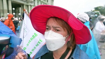 Guatemaltecos marchan contra la corrupción y denuncian fraude en universidad