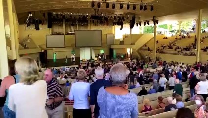 İran mollalarınca hakkında ölüm emri verilen, Şeytan Ayetleri'nin yazarı Salman Rüşdi, ABD'de saldırıya uğradı