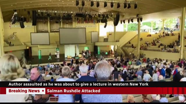 Les images de l'attaque de Salman Rushdie attaqué sur scène à New York
