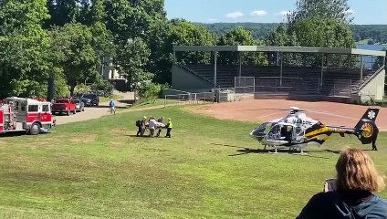 Salman Rüşdi, uğradığı saldırı sonrasında hastaneye kaldırıldı