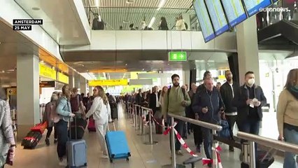 فيديو: مطار أمستردام يقرر دفع تعويضات للمسافرين المتضررين جراء الطوابير والفوضى