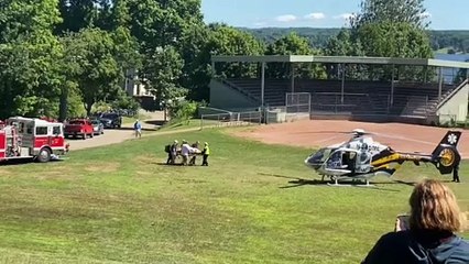 Salman Rushdie fue trasladado en helicóptero a un hospital luego de ser apuñalado en Estados Unidos