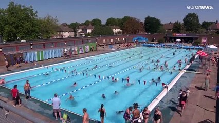 شاهد: سكان لندن يتجهون إلى المسابح والحكومة تعلن حالة الجفاف