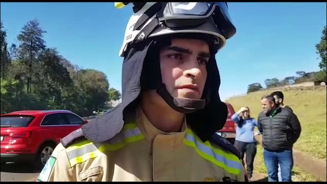 Conforme Corpo de Bombeiros, rodas da carreta passaram por cima do corpo da motociclista que teve graves lacerações