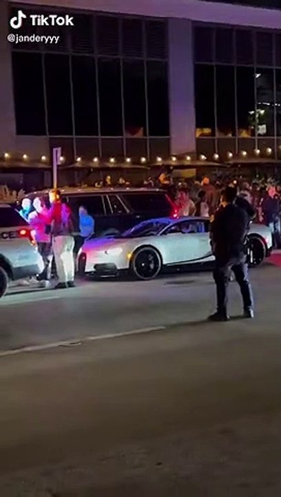 Le chocaron lujoso auto a Bad Bunny en Miami