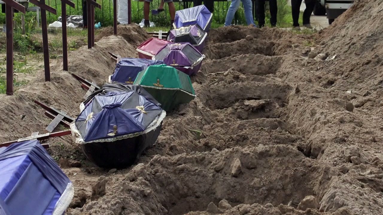 Bucha, ciudad mártir de Ucrania, entierra a sus muertos no identificados