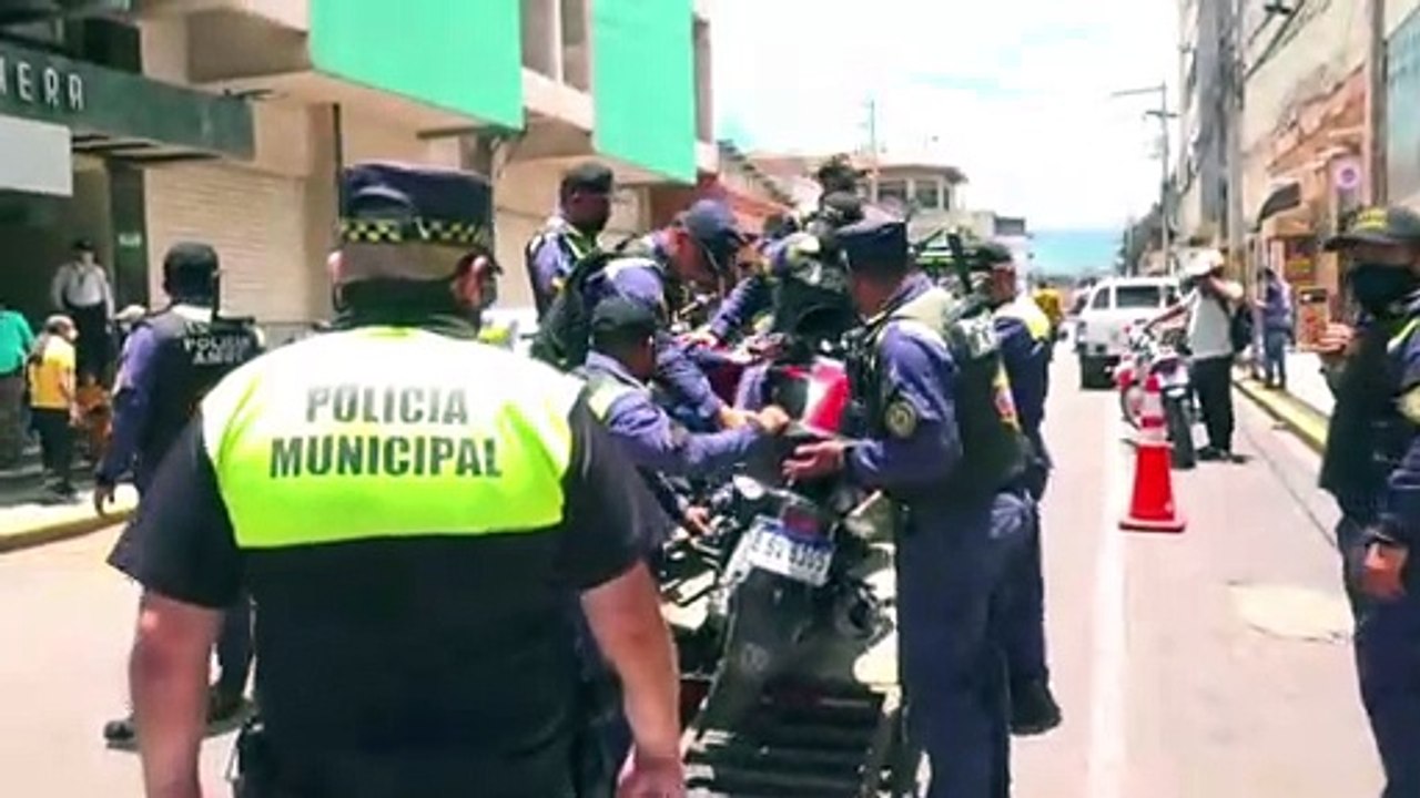 ¡Decomisos! Municipales hacen "barrida" de motos mal estacionadas en el Centro de TGU