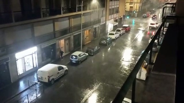 Maltempo a Firenze, strada allagata in Via Lanza