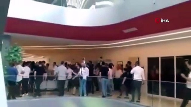 Rektör vekilinin makamını basmaya çalışan öğrenciler ile güvenlik arasında arbede