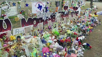 Un memorial improvisado rinde homenaje a 19 estudiantes y 2 maestros acribillados en escuela deTexas