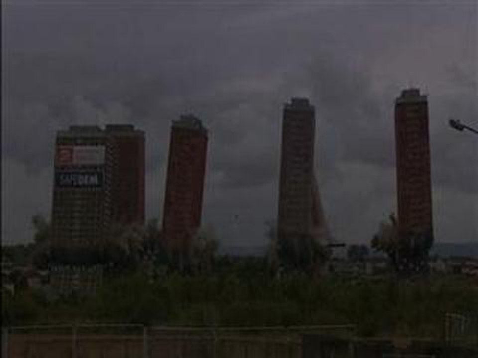 Dramatic scenes in Glasgow as demolition of ico...
