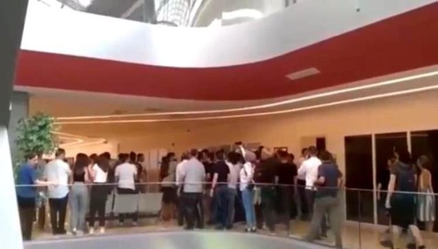 Son dakika haberi: Rektör vekilinin makamını basmaya çalışan öğrenciler ile güvenlik arasında arbede kamerada