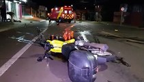 Pai e filho ficam feridos após forte colisão entre moto e carro, no Bairro Santa Cruz