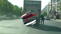 Trafikte tehlikeli anlar! Kamyon arkasında patenli seyahat yürekleri ağza getirdi