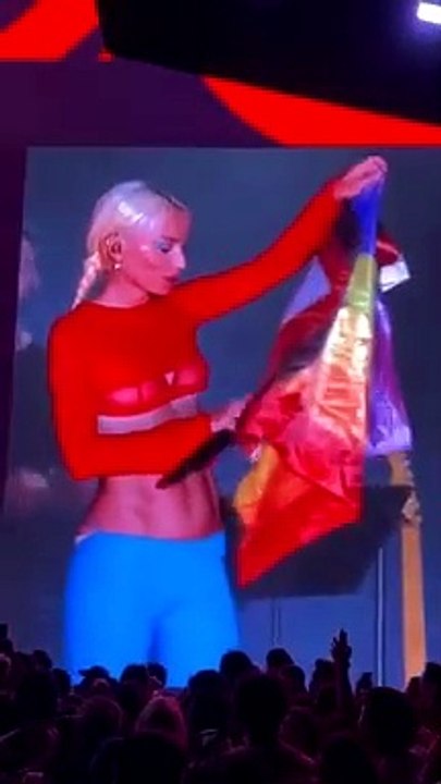 Sahnede LGBT bayrağı açan Gülşen tepki veren seyircileri...