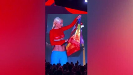 Gülşen sahnede LGBT bayrağı açtı, ortalık karıştı
