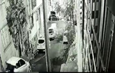 İstanbul'da akıl almaz cinayet kamerada: Arabaya çarpıp boynu kırıldı, yere düştü, darp edilip bıçaklandı
