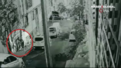 Korkunç cinayet kamerada: Arabaya çarpıp boynu kırıldı, yerde bıçaklandı