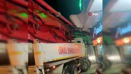 Üsküdar'da beton pompası aracı, 150 yıllık tarihi eve çarptı