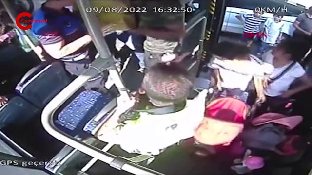 Otobüste yumruk yumruğa kavga kamerada