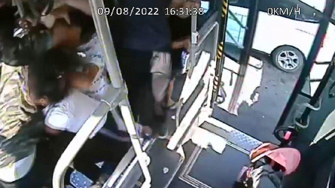Otobüste yumruk yumruğa kavga kamerada