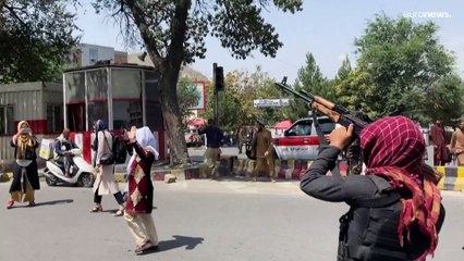 شاهد: مسلحون من طالبان يطلقون النار في الهواء لتفريق تظاهرة نسائية
