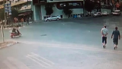 Elektrikli bisiklet ile motosikletin çarpıştığı kazada 3 kişi yaralandı