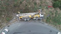 Başakşehir'de beton pompası taşıyan kamyon devrildi