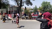 Talibanes dispersan con disparos al aire una manifestación de mujeres en Afganistán