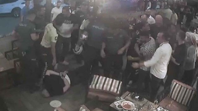 Oğlu olay çıkardı, polis babası 15 meslektaşı ile mekanı bastı