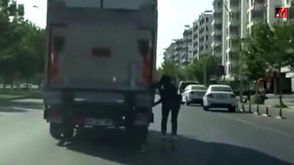 Diyarbakır'da patenli gencin tehlikeli yolculuğu kamerada