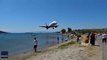 Un avion frôle de très près des touristes lors de son atterrissage en Grèce