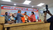 Vipin Khuttel Honored   by Bjp Delhi Sate president Sh Adesh Gupta in  BJP State IT Cell  Meeting