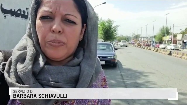 La paura per le strade di Kabul: I talebani usano le armi per ridurre le donne al silenzio