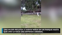 Una mujer regatea a varios niños en un parque hasta que uno le hace una entrada criminal