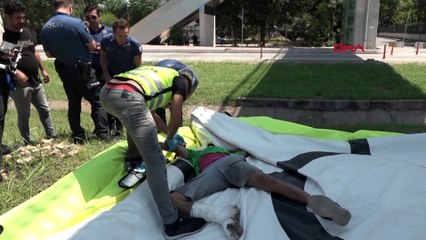 Üst geçitten atladı, düştüğü yerde polisten özür diledi