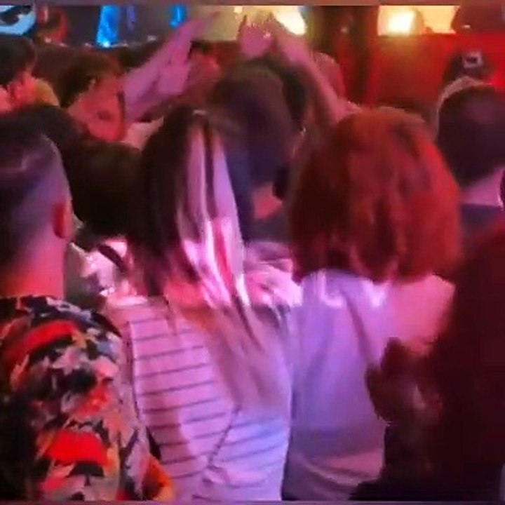 Gülşen, konserinde LGBT bayrağı açınca tartışma çıktı