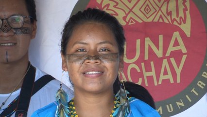 Indígenas Sarayaku se pintan de fiesta y de guerra con wituk y achiote