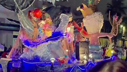 Download Video: A Brolo il carnevale è ad agosto: folla alla sfilata dei carri e gente in maschera