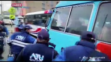 Trafik cezasından kaçan şoför yakalanınca aracını yaktı