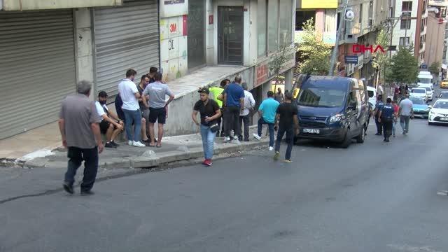 İSTANBUL-KAĞITHANE'DE PARK HALİNDEYKEN HAREKET EDEN PANELVAN DİREĞE ÇARPARAK DURDU