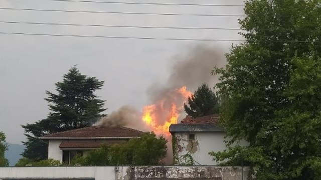 KULLANILMAYAN FABRİKADA OFİS BÖLÜMÜNÜN ÇATISI ALEV ALEV YANDI