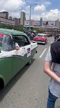Desfile de autos antiguos: Multitudes en las calles para acompañar esta tradición-3