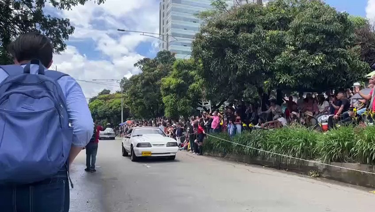 Desfile de autos antiguos: Multitudes en las calles para acompañar esta tradición-12