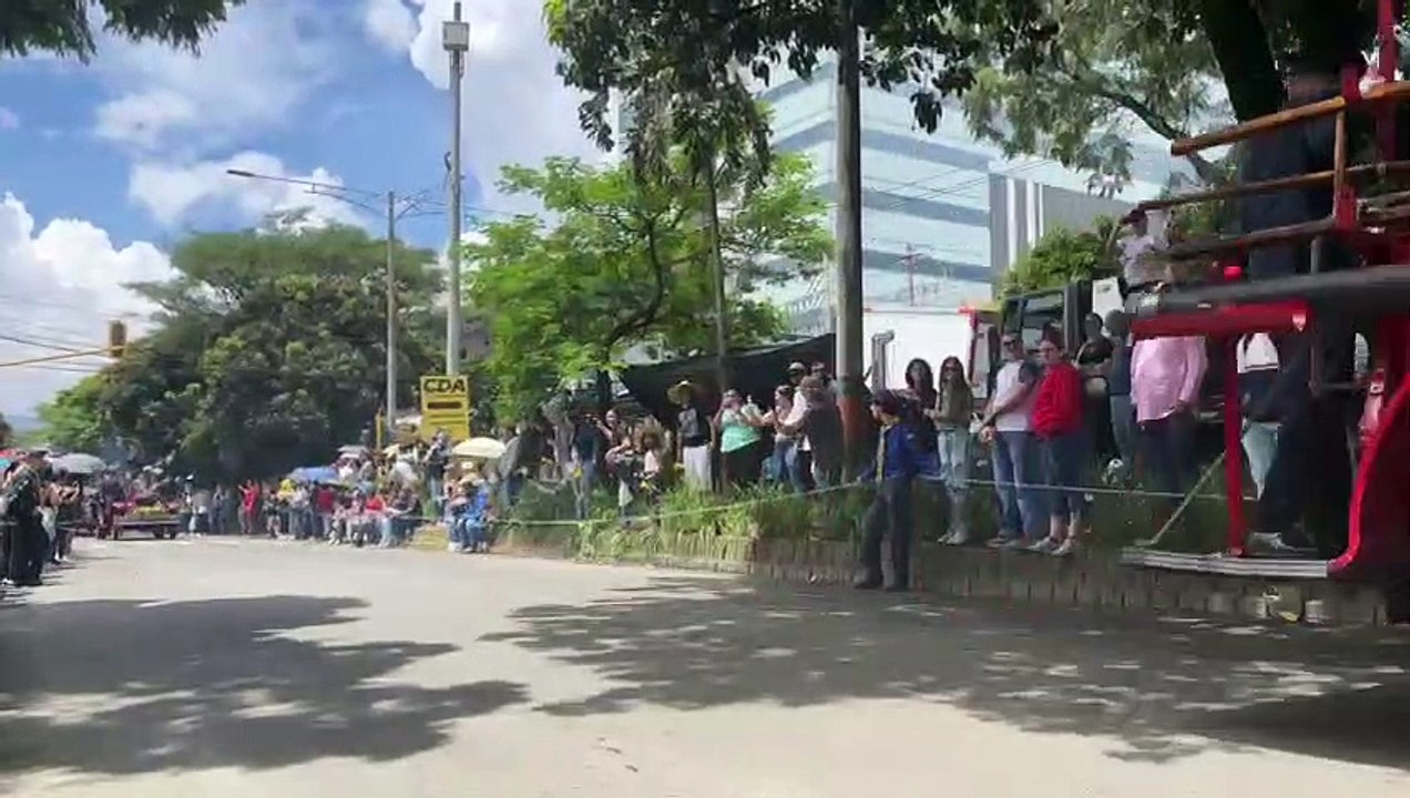 Desfile de autos antiguos: Multitudes en las calles para acompañar esta tradición-13
