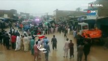 Pakistan'da facia: Kamyon yolcu otobüsünün üzerine devrildi, 13 kişi hayatını kaybetti